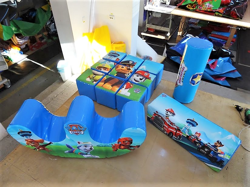 rent summer holiday party entertainment bouncy castles and soft play for the summer holidays